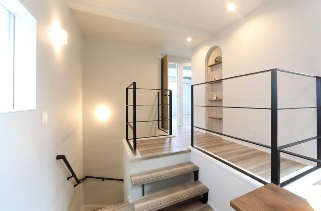 吹き抜けから光が降り注ぐLDKとホームライブラリーを叶えるスキップフロアのある2階建て - 空感考房CO.CO - 階段