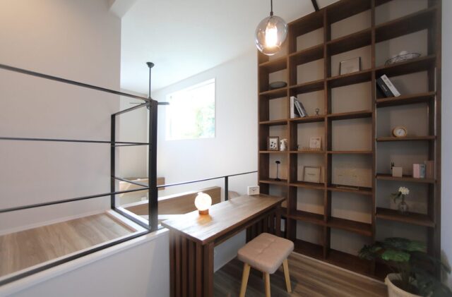 吹き抜けから光が降り注ぐLDKとホームライブラリーを叶えるスキップフロアのある2階建て - 空感考房CO.CO - スキップフロア