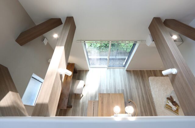 吹き抜けから光が降り注ぐLDKとホームライブラリーを叶えるスキップフロアのある2階建て - 空感考房CO.CO - 吹き抜け