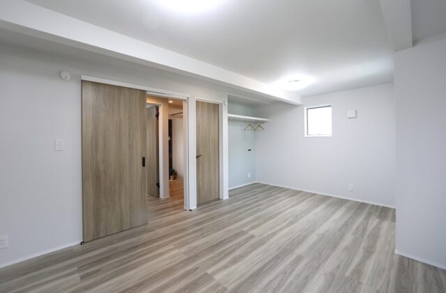 吹き抜けから光が降り注ぐLDKとホームライブラリーを叶えるスキップフロアのある2階建て - 空感考房CO.CO - 洋室