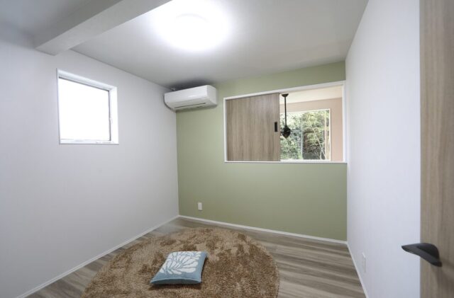 吹き抜けから光が降り注ぐLDKとホームライブラリーを叶えるスキップフロアのある2階建て - 空感考房CO.CO - 洋室