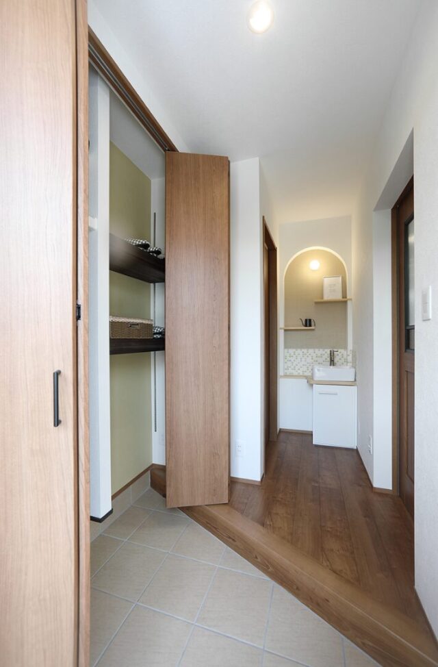 斜め框や吹き抜けで広がりを演出した約26坪の機能美あふれるコンパクトハウス - 空感考房CO.CO - 玄関