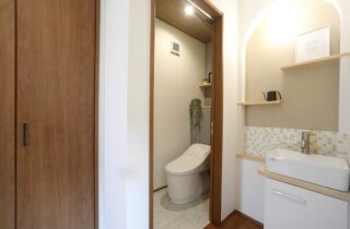 斜め框や吹き抜けで広がりを演出した約26坪の機能美あふれるコンパクトハウス - 空感考房CO.CO - トイレ・洗面スペース