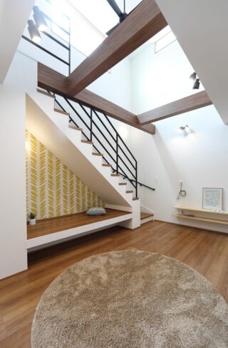 斜め框や吹き抜けで広がりを演出した約26坪の機能美あふれるコンパクトハウス - 空感考房CO.CO - リビング