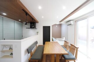 斜め框や吹き抜けで広がりを演出した約26坪の機能美あふれるコンパクトハウス - 空感考房CO.CO - ダイニング