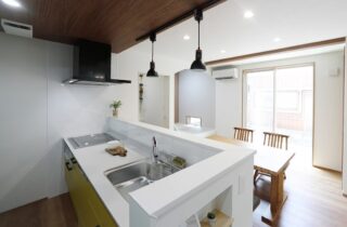 斜め框や吹き抜けで広がりを演出した約26坪の機能美あふれるコンパクトハウス - 空感考房CO.CO - キッチン