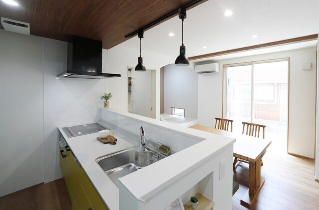 斜め框や吹き抜けで広がりを演出した約26坪の機能美あふれるコンパクトハウス - 空感考房CO.CO - キッチン