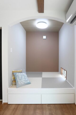 斜め框や吹き抜けで広がりを演出した約26坪の機能美あふれるコンパクトハウス - 空感考房CO.CO - 小上がり和室