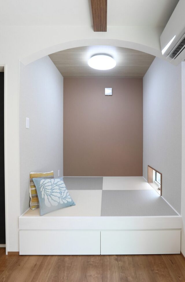 斜め框や吹き抜けで広がりを演出した約26坪の機能美あふれるコンパクトハウス - 空感考房CO.CO - 小上がり和室