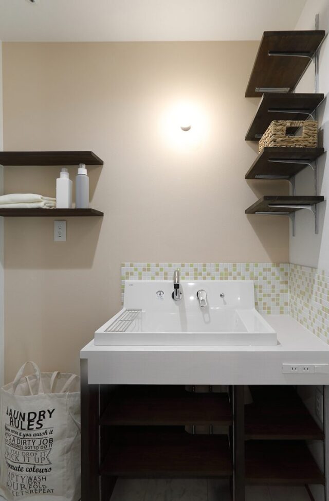 斜め框や吹き抜けで広がりを演出した約26坪の機能美あふれるコンパクトハウス - 空感考房CO.CO - 洗面スペース