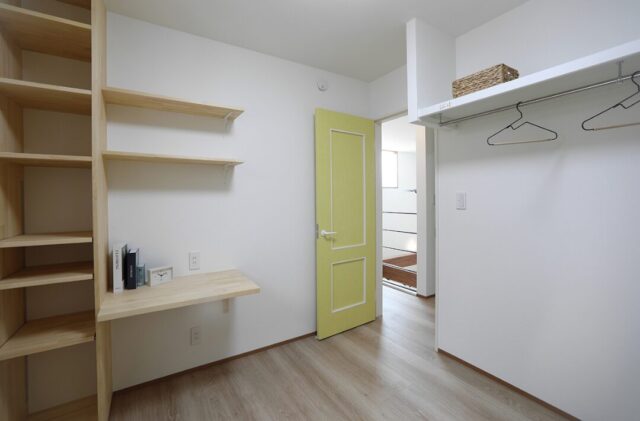 斜め框や吹き抜けで広がりを演出した約26坪の機能美あふれるコンパクトハウス - 空感考房CO.CO - 子ども部屋