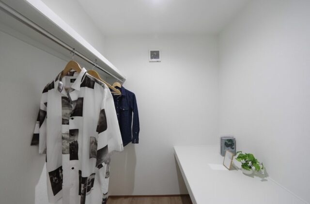 斜め框や吹き抜けで広がりを演出した約26坪の機能美あふれるコンパクトハウス - 空感考房CO.CO - 収納