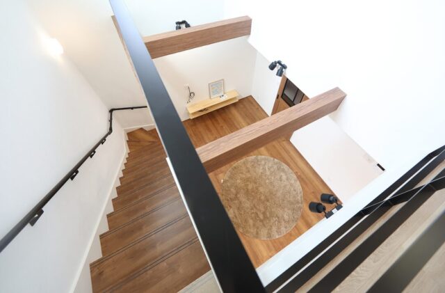 斜め框や吹き抜けで広がりを演出した約26坪の機能美あふれるコンパクトハウス - 空感考房CO.CO - 吹き抜け