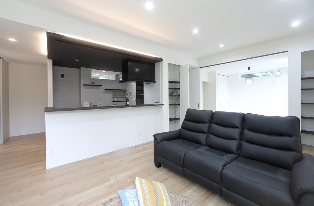 高天井が開放感を演出する洗練されたシックな平屋