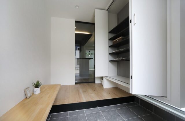 高天井が開放感を演出する洗練されたシックな平屋 - 空感考房CO.CO - 玄関