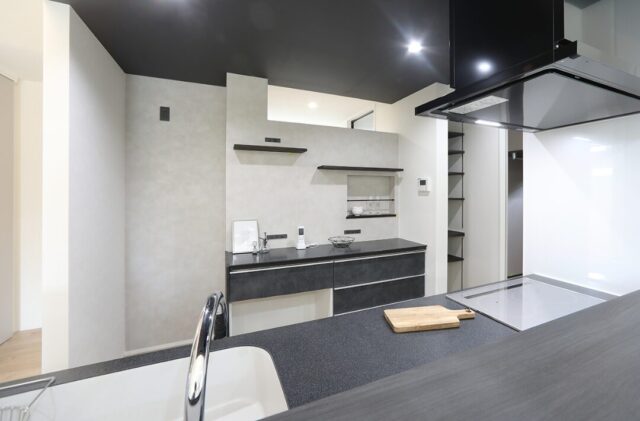 高天井が開放感を演出する洗練されたシックな平屋 - 空感考房CO.CO - キッチン