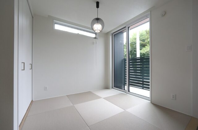 高天井が開放感を演出する洗練されたシックな平屋 - 空感考房CO.CO - 和室