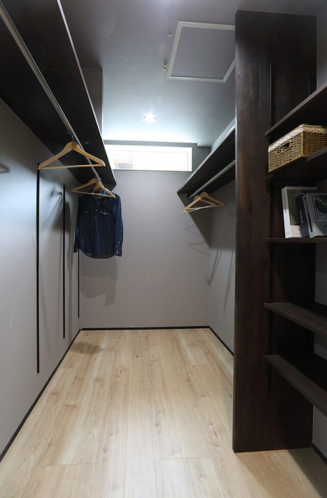 高天井が開放感を演出する洗練されたシックな平屋 - 空感考房CO.CO - ウォークインクローゼット