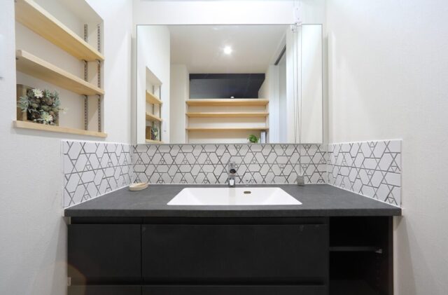 高天井が開放感を演出する洗練されたシックな平屋 - 空感考房CO.CO - 洗面スペース