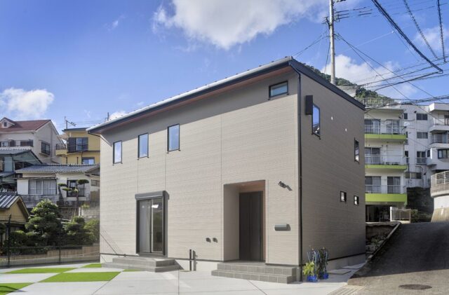 豊富な収納を備えたモノトーンと木の温もりが調和する38坪の2階建て - 空感考房CO.CO - 外観