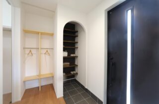 豊富な収納を備えたモノトーンと木の温もりが調和する38坪の2階建て - 空感考房CO.CO - 玄関