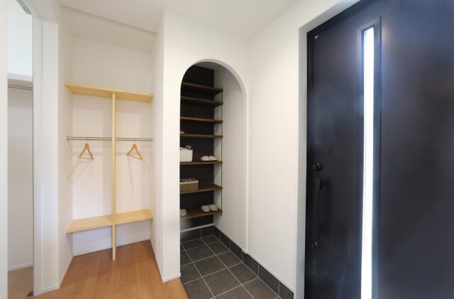 豊富な収納を備えたモノトーンと木の温もりが調和する38坪の2階建て - 空感考房CO.CO - 玄関