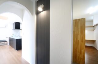 豊富な収納を備えたモノトーンと木の温もりが調和する38坪の2階建て - 空感考房CO.CO - キッチン・収納