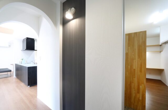 豊富な収納を備えたモノトーンと木の温もりが調和する38坪の2階建て - 空感考房CO.CO - キッチン・収納