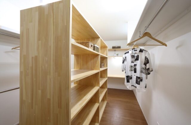豊富な収納を備えたモノトーンと木の温もりが調和する38坪の2階建て - 空感考房CO.CO - ウォークインクローゼット
