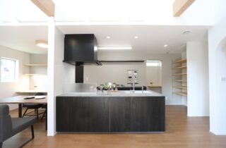 豊富な収納を備えたモノトーンと木の温もりが調和する38坪の2階建て - 空感考房CO.CO - LDK