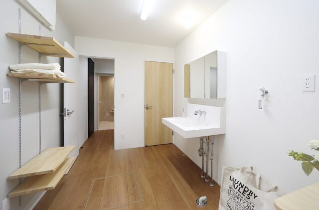 豊富な収納を備えたモノトーンと木の温もりが調和する38坪の2階建て - 空感考房CO.CO - サニタリールーム