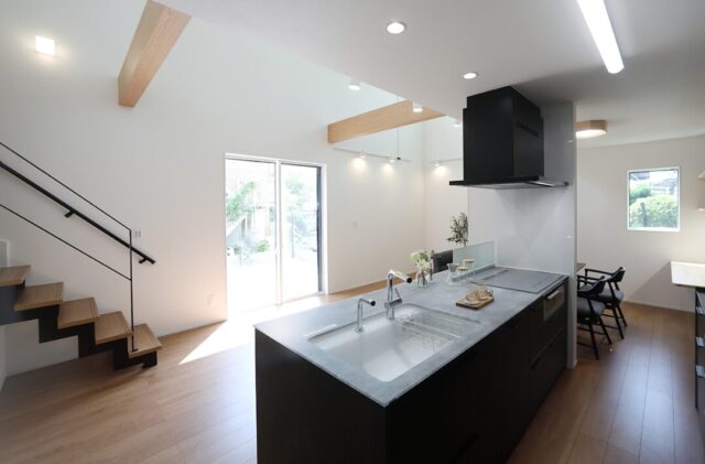 豊富な収納を備えたモノトーンと木の温もりが調和する38坪の2階建て - 空感考房CO.CO - キッチン