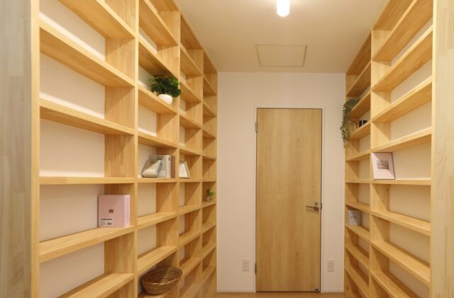 豊富な収納を備えたモノトーンと木の温もりが調和する38坪の2階建て - 空感考房CO.CO - 収納