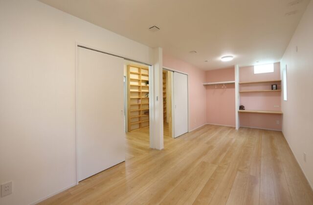 豊富な収納を備えたモノトーンと木の温もりが調和する38坪の2階建て - 空感考房CO.CO - 子ども部屋