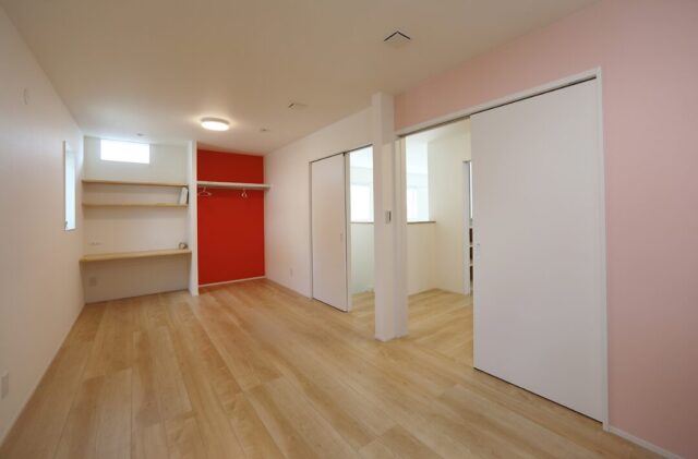 豊富な収納を備えたモノトーンと木の温もりが調和する38坪の2階建て - 空感考房CO.CO - 子ども部屋