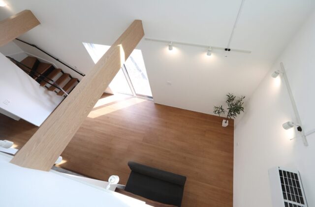 豊富な収納を備えたモノトーンと木の温もりが調和する38坪の2階建て - 空感考房CO.CO - 吹き抜け