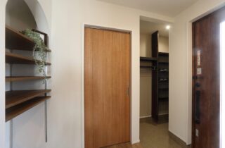 木の温もりの中に上品で華やかさを感じる開放的でモダンな2階建て - 空感考房CO.CO - 玄関