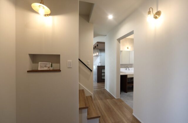 木の温もりの中に上品で華やかさを感じる開放的でモダンな2階建て - 空感考房CO.CO - 廊下