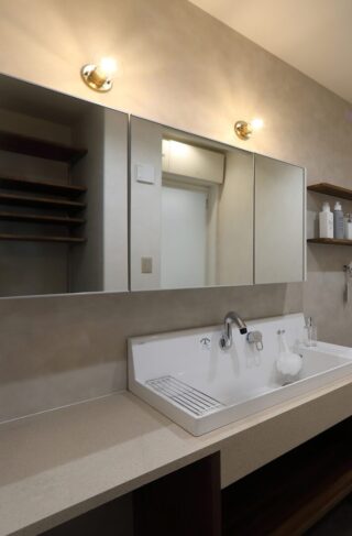 木の温もりの中に上品で華やかさを感じる開放的でモダンな2階建て - 空感考房CO.CO - 洗面スペース