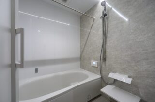 木の温もりの中に上品で華やかさを感じる開放的でモダンな2階建て - 空感考房CO.CO - 浴室