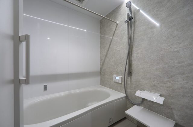 木の温もりの中に上品で華やかさを感じる開放的でモダンな2階建て - 空感考房CO.CO - 浴室