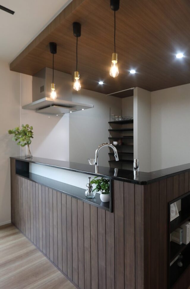 木の温もりの中に上品で華やかさを感じる開放的でモダンな2階建て - 空感考房CO.CO - キッチン