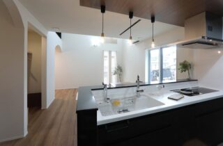 木の温もりの中に上品で華やかさを感じる開放的でモダンな2階建て - 空感考房CO.CO - キッチン