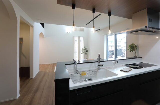 木の温もりの中に上品で華やかさを感じる開放的でモダンな2階建て - 空感考房CO.CO - キッチン