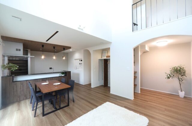 木の温もりの中に上品で華やかさを感じる開放的でモダンな2階建て - 空感考房CO.CO - LDK