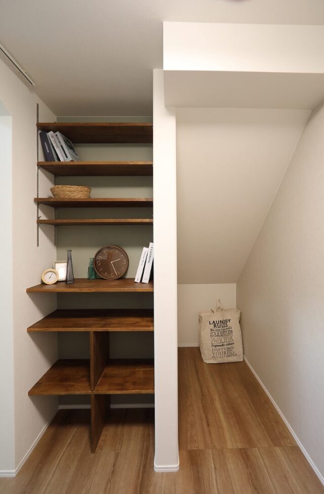 木の温もりの中に上品で華やかさを感じる開放的でモダンな2階建て - 空感考房CO.CO - 階段下