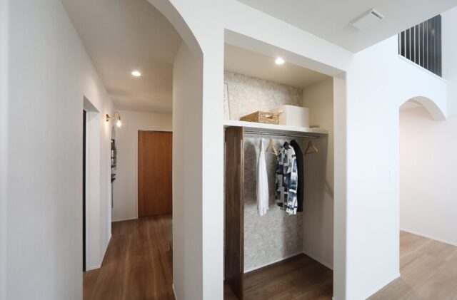 木の温もりの中に上品で華やかさを感じる開放的でモダンな2階建て - 空感考房CO.CO - 収納