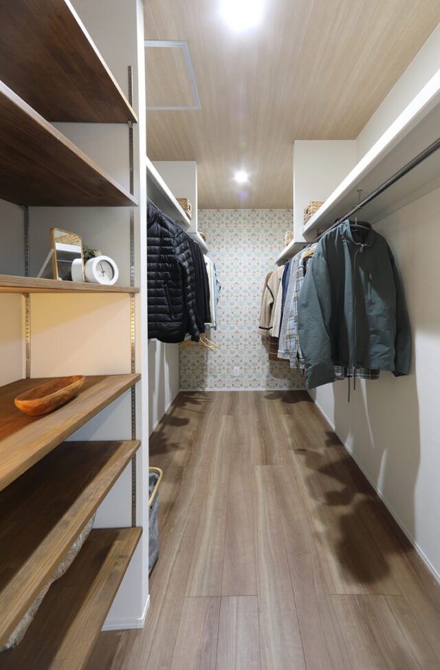 木の温もりの中に上品で華やかさを感じる開放的でモダンな2階建て - 空感考房CO.CO - ウォークインクローゼット