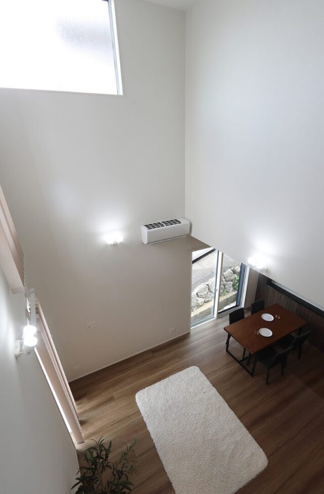 木の温もりの中に上品で華やかさを感じる開放的でモダンな2階建て - 空感考房CO.CO - 吹き抜け