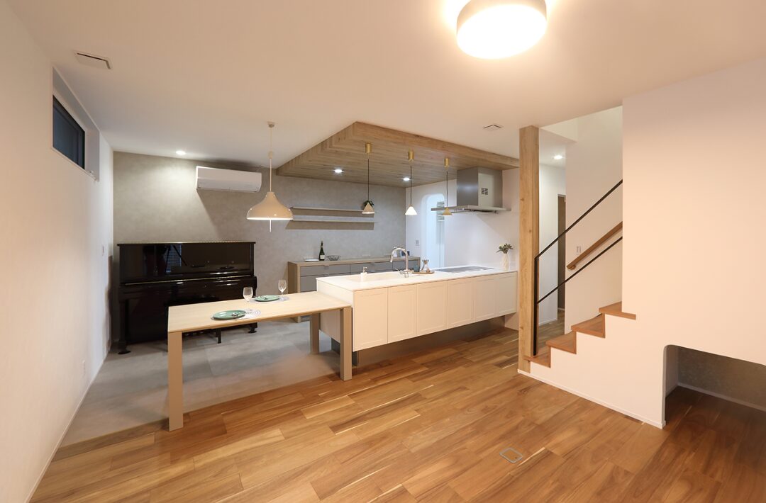 白と木の温もりに包まれる36坪の機能美あふれる二世帯住宅